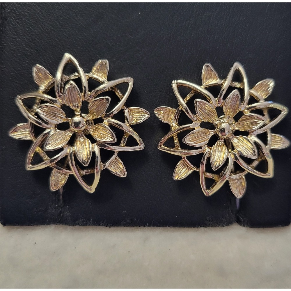 Vintage SARAH COVENTRY Signed "Peta-lure" Gold Tone Clip On Earrings B